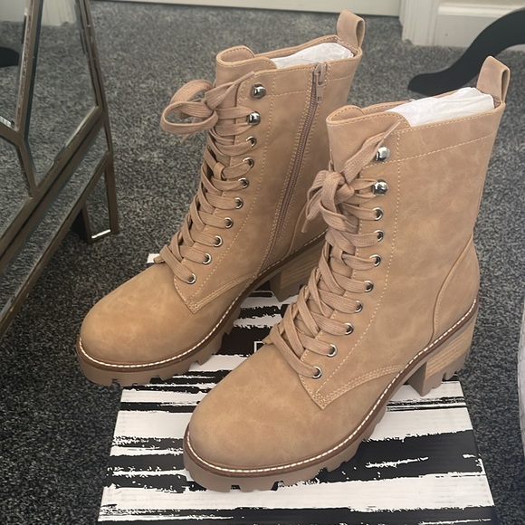 NIB Dolce Vita “Madey” Tan Boot Lug Sole - Picture 4 of 7